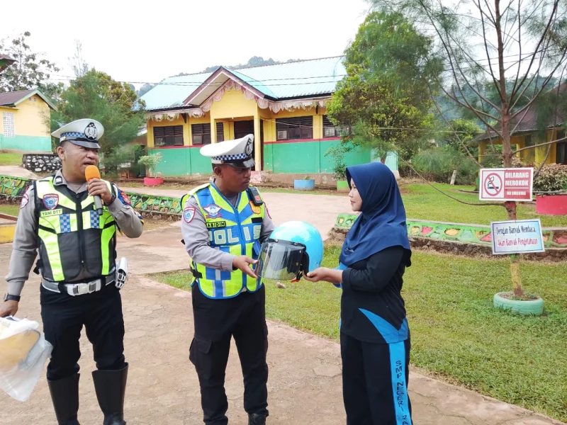 Satlantas Polres Konut Tanamkan Kesadaran Berlalu Lintas Sejak Dini Lewat Program Police Goes to School di SMPN 2 Asera